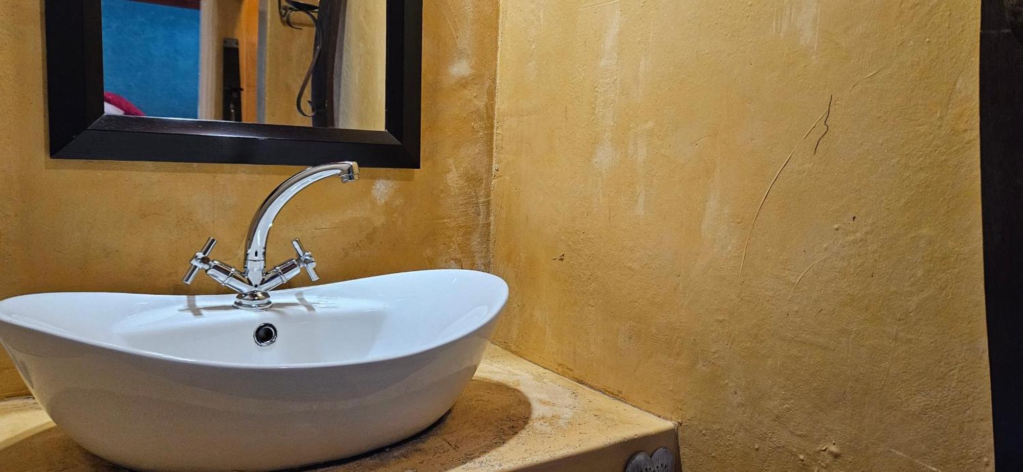 Old Vic Travellers Inn Nelspruit Mbombela Extérieur photo
